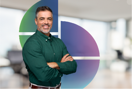 Voir tous les programmes Man looking at camera with his arms crossed